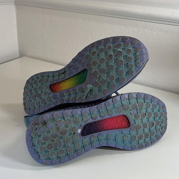 Such a comfortable shoe. Wanted size 7 blue, rainbow, athletic shoe - Picture 4 of 6